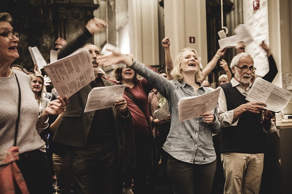 Allez Chantez, groep zingt samen enthousiast.